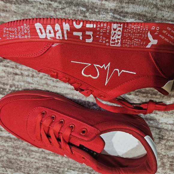 SHEIN Red Graphic Men's Sneakers - Picture 6 of 6